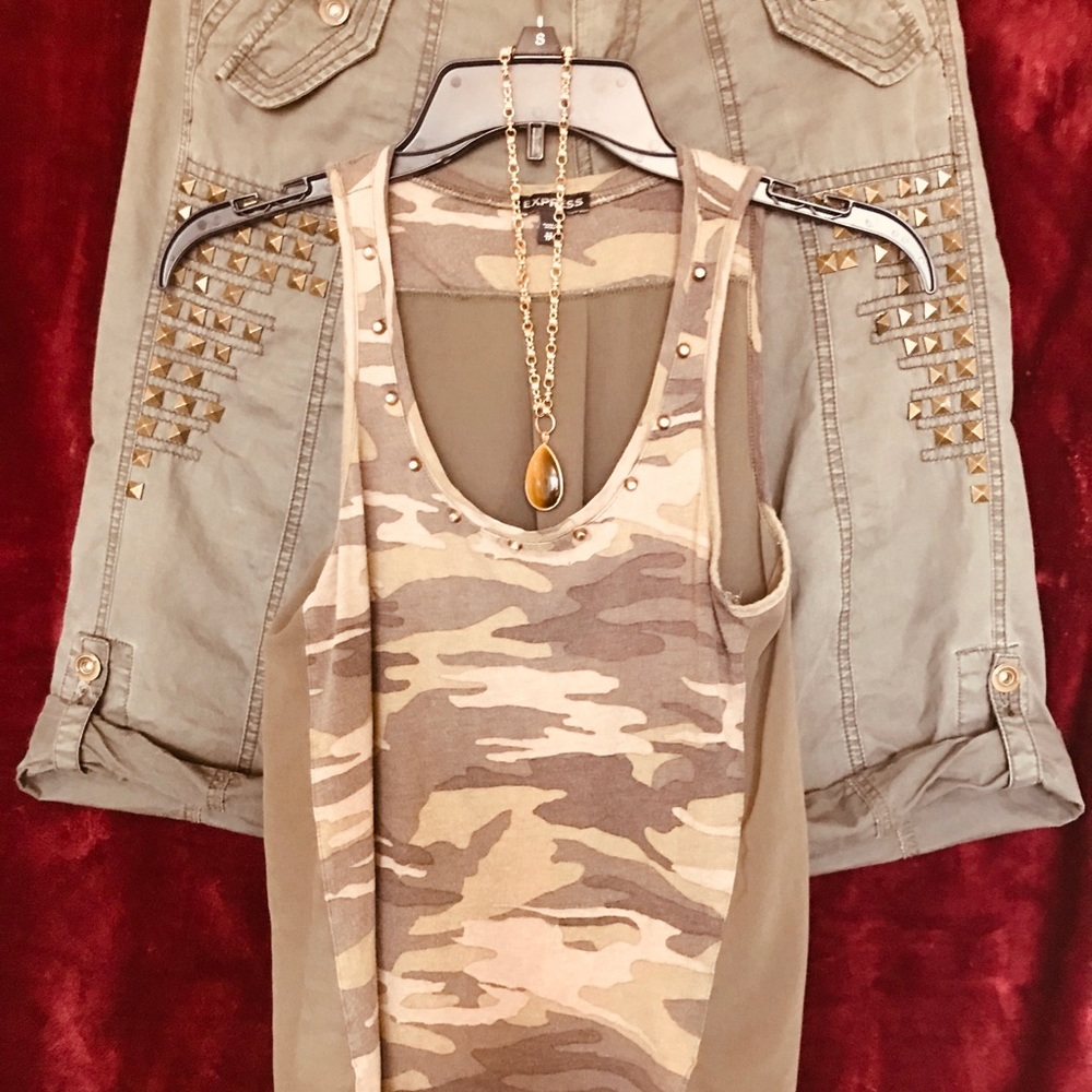 Boutique selected knee shorts with fun rock style